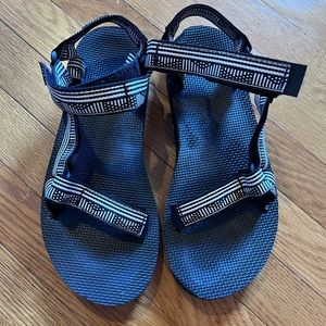 Tevas sandals straps , black white , tribal pattern women size 7